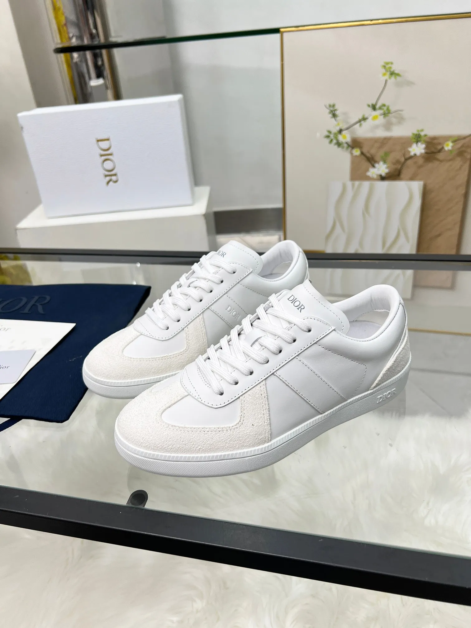 👟👟Ex-factory price 460👟👟Male size +10 correct✅ version. 𝐃𝐢𝐨𝐫 𝟮𝟱𝐏𝐫𝐞-𝐅𝐚𝐥𝐥 𝐁𝐞𝐫𝐥𝐢𝐧 𝟬𝟭 Dior B01 couple casual moral training shoes white shoes sneakers late 90s fashion brand Maison Margiela purchased GAT in large quantities and gave them a makeover. This shoe type of De Xun officially started its fashion journey. Original: Top layer of cowhide, cowhide lining, original outsole Size: 35-45 (40 for women, 45 for men, custom made, non-refundable)